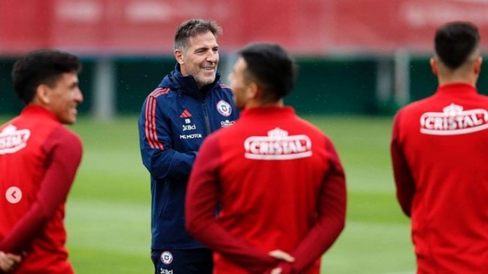 Claudio Bustíos y la formación de Chile ante Uruguay: 