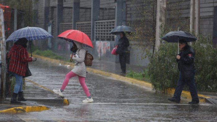 Sistema frontal mantiene en alerta desde la RM a Los Ríos