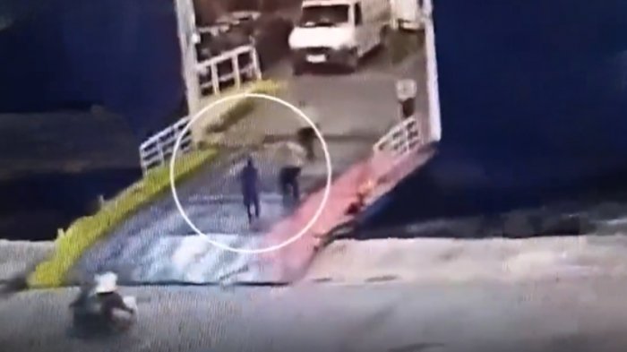 Pasajero de ferry en Grecia murió luego de caer al mar tras ser empujado por los tripulantes