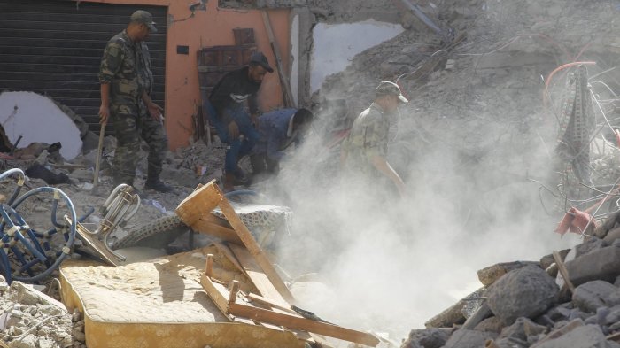 Terremoto en Marruecos deja más de 2 mil fallecidos: Habitantes duermen en plazas por temor a réplicas