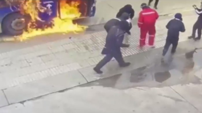 Formalizan a estudiantes por quema de bus en centro de Santiago