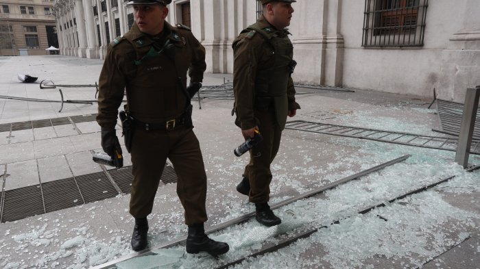 Encapuchados traspasan cierre perimetral y se enfrentan a Carabineros en La Moneda