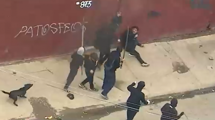 Registran violento ataque a manifestante durante marcha en la Alameda