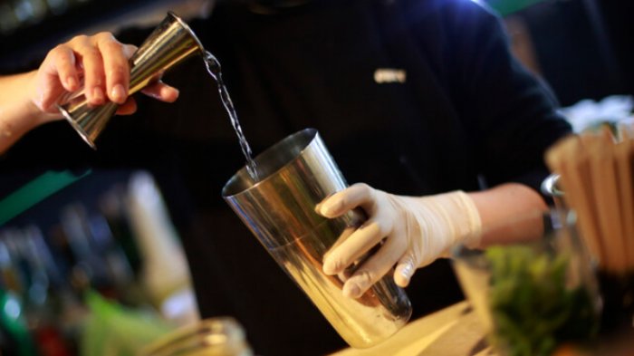 Clausuran 26 bares que recogían sobras y las volvían a servir a sus clientes en Grecia