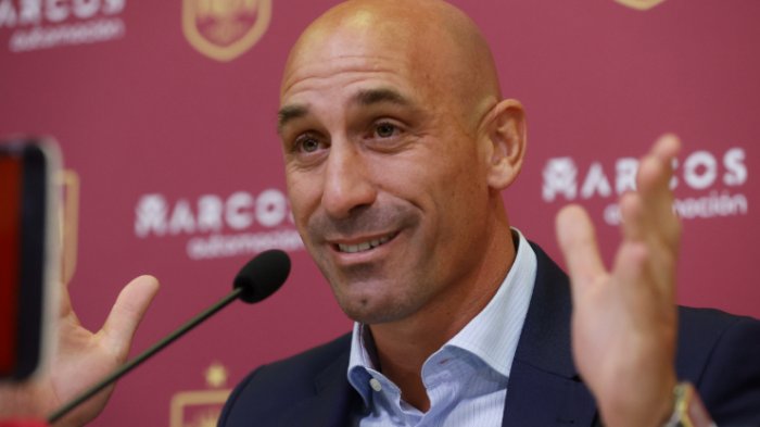 Rubiales renuncia a presidencia de la Federación Española de Fútbol tras polémica por beso