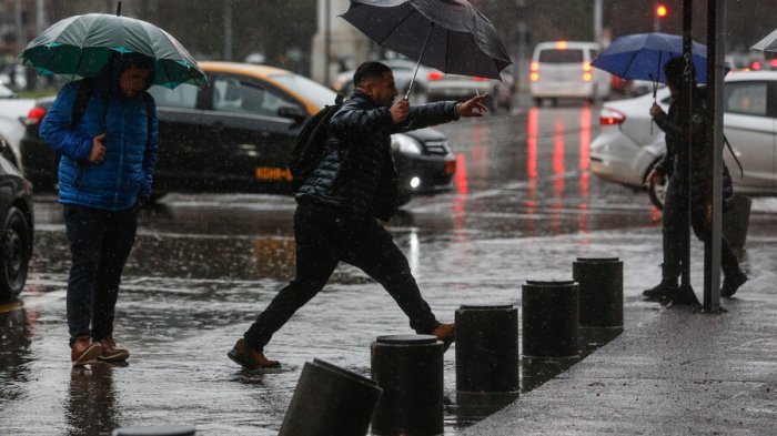Intensa lluvia en Santiago: Revisa hasta cuándo caerán precipitaciones en la RM