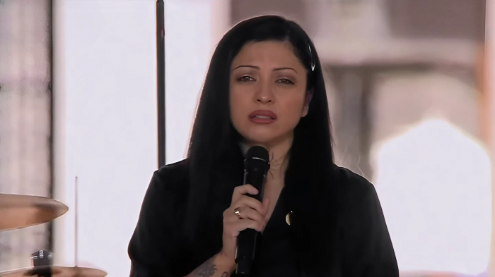 Mon Laferte cantó erizante versión de 