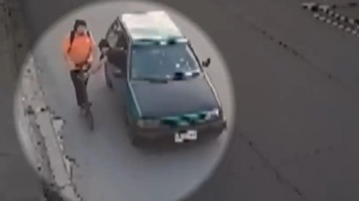 Insólito robo sobre ruedas: Desde un auto se llevaron scooter eléctrico en pleno movimiento