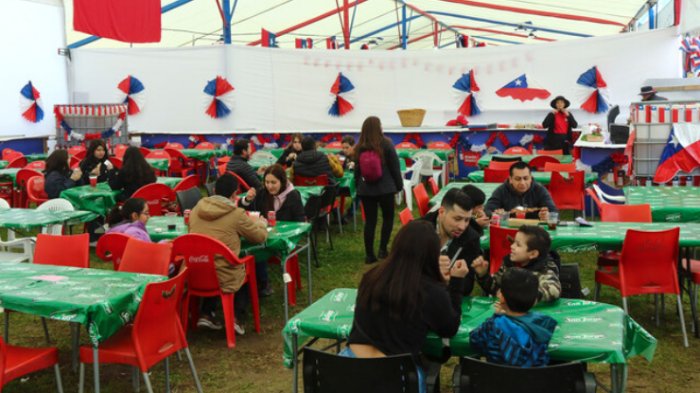 ¿Se aguó la fiesta? Municipios suspenden fondas por llovizna en la RM