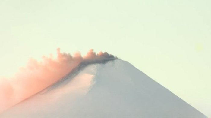 Captan actividad del Volcán Villarrica: Inicia nueva fumarola y se mantiene Alerta Naranja