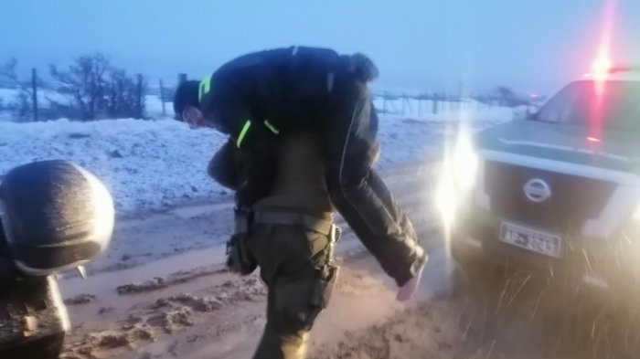 Carabineros rescató a motoquero brasileño de morir congelado en Tierra del Fuego