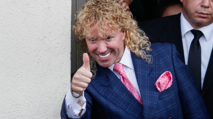 Leonardo Farkas ofrece millonaria donación a adulta mayor que vende bolsas hechas a mano en Providencia