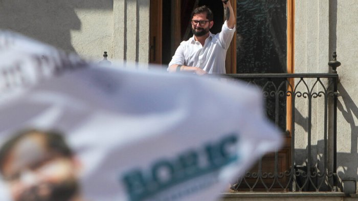 Pdte. Boric saluda a adherentes en La Moneda: 