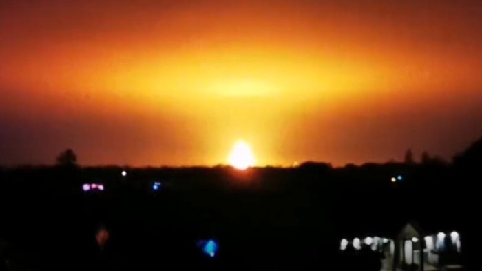 Pánico en Oxford: Rayo cayó sobre planta de reciclaje y creó enorme explosión