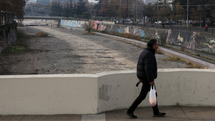 Encuentran cadáver de mujer en islote del Río Mapocho en la comuna de Santiago
