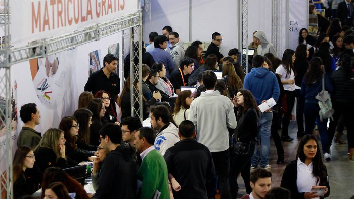 En simples pasos: Cómo averiguar el sueldo promedio y la empleabilidad de las carreras en Chile