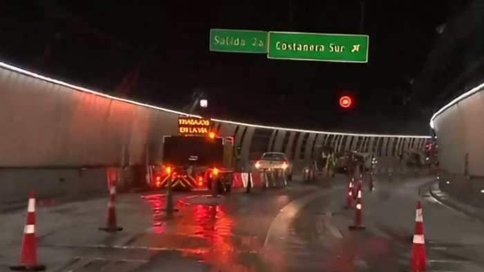 Evalúan compensación a conductores de Autopista Vespucio Oriente tras filtraciones de agua
