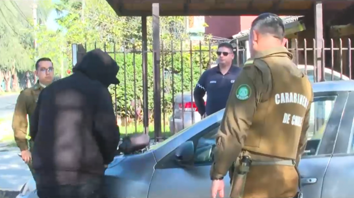 Conductor fue encontrado dormido en plena calle: Carabineros tuvo que despertarlo