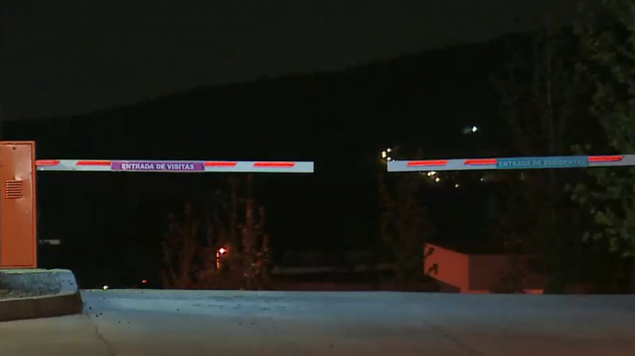 Sujetos hicieron forado para robar dentro de una casa en Lo Barnechea