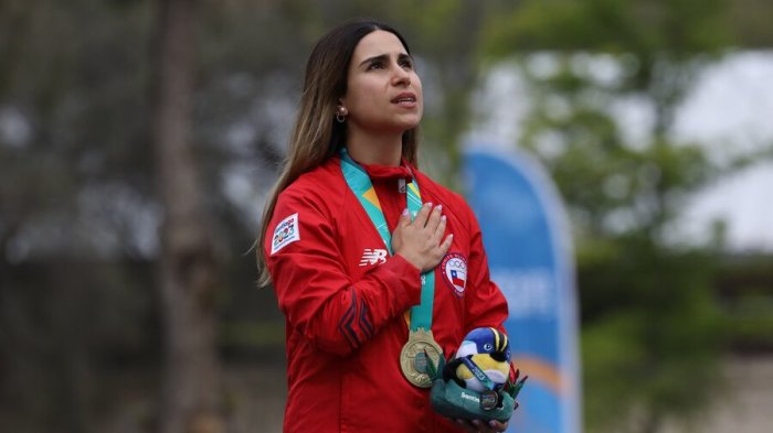 El momento en que Francisca Crovetto recibe la medalla y se entona el himno de Chile en Santiago 2023