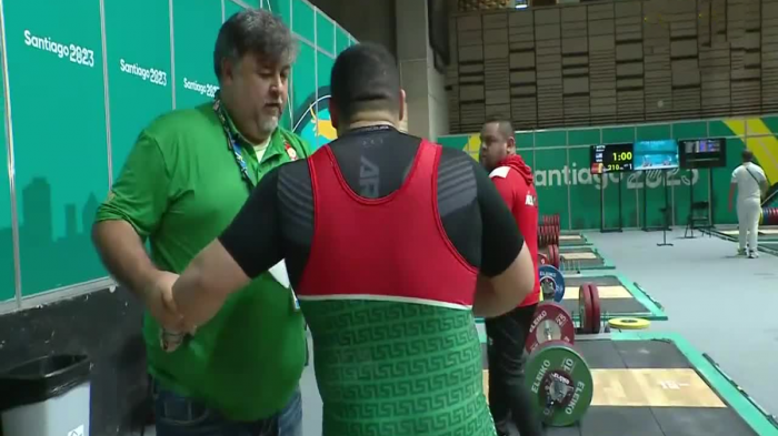 Dramático momento: Pesista mexicano casi se desmayó y tuvo que ser contenido por su entrenador