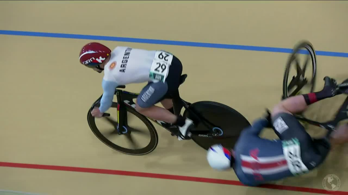 Ciclista estadounidense provocó preocupación tras fuerte caída en Santiago 2023