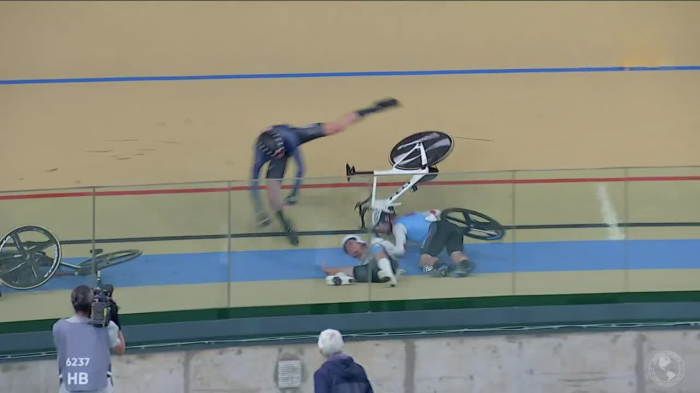 ¡Caída múltiple! Tres ciclistas se accidentaron en la modalidad Madison en Santiago 2023