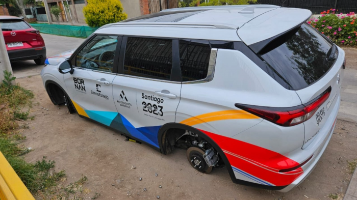 Insólito: Roban ruedas de auto oficial de los Juegos Panamericanos 2023