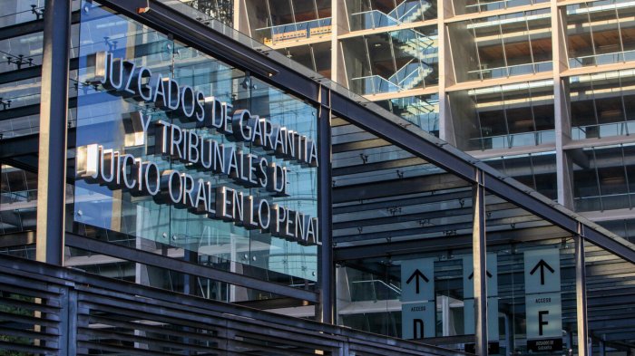 Hombre se mantiene prófugo tras quedar en libertad por error en Santiago