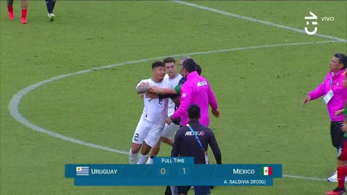 ¡Saldivia y Piñeiro involucrados! La pelea que dejó la eliminación de Uruguay ante México en Santiago 2023
