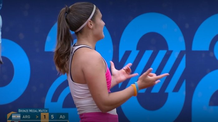 ¡Araña que pica! Tenista argentina festejó al estilo Spider-man tras obtener bronce en el tenis