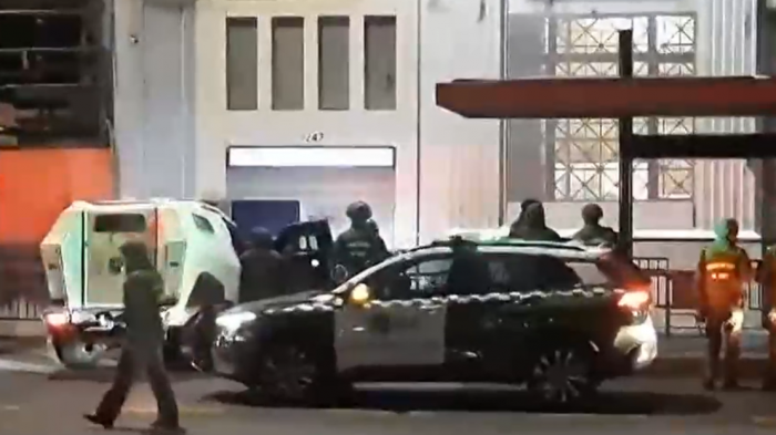 Roban sucursal bancaria en la Alameda usando oxicorte: Sujetos ingresaron por tienda abandonada