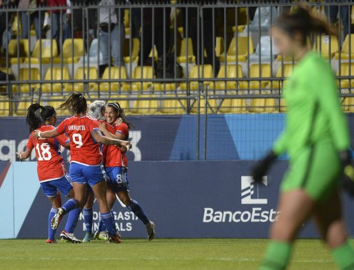 ¡Golazo! Karen Araya sorprendió a EE.UU con un preciso tiro libre para adelantar a La Roja
