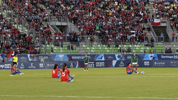 Sentadas: La protesta de La Roja Femenina tras presentarse a jugar final panamericana sin arquera