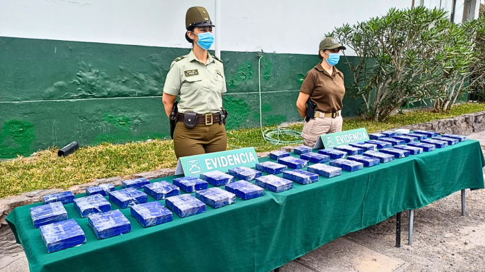 Llevaban 2 mil millones en cocaína: Carabineros detuvo a dos personas tras hallar droga en sus maletas