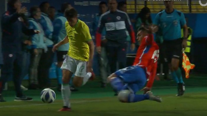 Se calienta la final: Vicente Pizarro pegó tremenda patada a delantero brasileño tras polémica acción