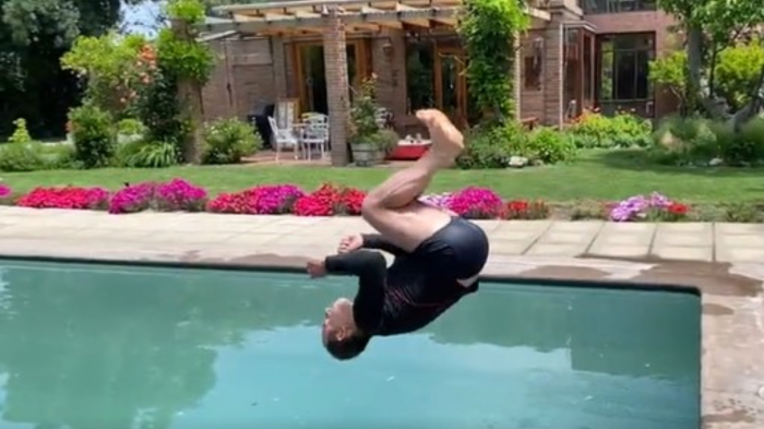 Subsecretario de FFAA sorprende con salto invertido a sus 72 años: 