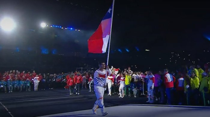 Martín Vidaurre y Paulina Vega llevaron la bandera chilena en el cierre de los Panamericanos 2023