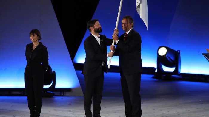 Revisa el momento en que Boric entrega bandera de los Juegos Panamericanos 2023 a Colombia
