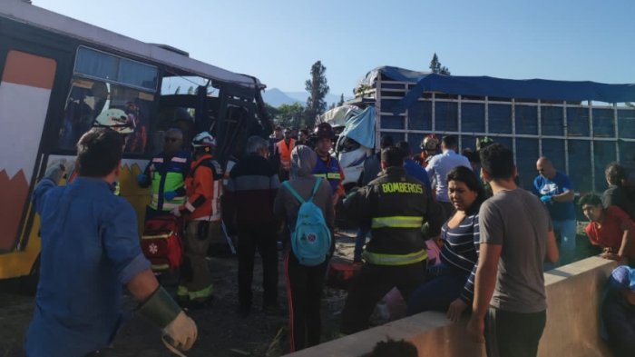 Dos muertos y heridos en riesgo vital dejó grave accidente en Pudahuel: Bus llevaba a trabajadores indocumentados