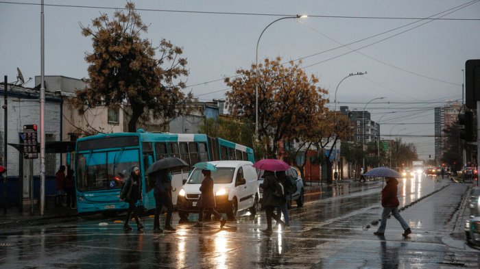 Regresa la lluvia en Santiago: Revisa cuándo y a qué hora podrían caer precipitaciones en la RM