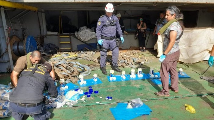 Los ocultaron en mayonesas: Hallaron ovoides con más de $290 millones en cocaína en Rapa Nui