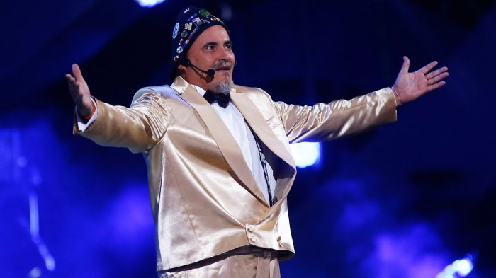 Paul Vásquez sacó aplausos en su primera foto con uniforme de Técnico en Enfermería: 