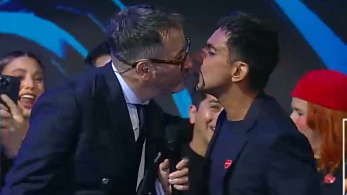 Juan Pablo Queraltó y Eduardo fuentes armaron un festival de besos en la Teletón