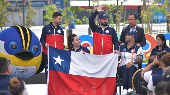Presidente Boric entregó la bandera: Team ParaChile ya está en la Villa Parapanamericana