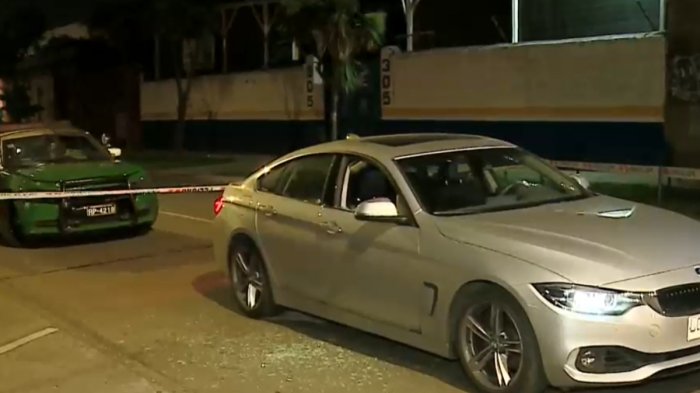 Violentas encerronas en Santiago: De baleos hasta robo de auto con menor en su interior