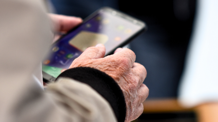 Revisa en qué comunas y a qué hora se roban más celulares en Chile