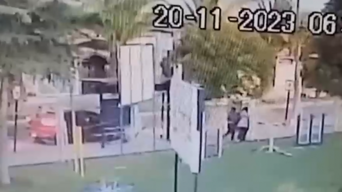 Alerta por asaltos fuera de consultorio: Video captó violento robo a mujer en Maipú