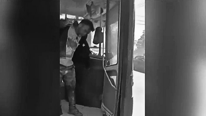 No pagó el pasaje y le pegó al chofer: Captan violenta agresión dentro de micro San Bernardo