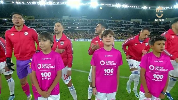 ¡Pura pasión! Felipe Loyola fue el único jugador de La Roja que cantó el himno hasta el final